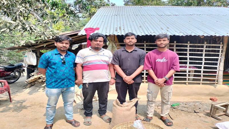 অসহায় এক পরিবারের পাশে 'চৌগাছা পরিবার' স্বেচ্ছাসেবী সংগঠন